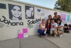 Las hermanas, el hijo e hija de Soledad Olivera junto a Silvia Minoli en el nuevo mural Foto: Micaela Blanco Minoli / MDZ. Las hermanas, el hijo e hija de Soledad Olivera junto a Silvia Minoli en el nuevo mural Foto: Micaela Blanco Minoli / MDZ.