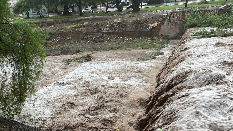 Canales, acequias y cauces secos se desbordaron en algunas oportunidades. Canales, acequias y cauces secos se desbordaron en algunas oportunidades.