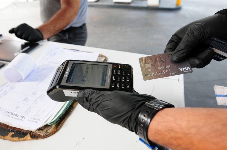 El posnet podrá ser manipulado por los consumidores en una estación de servicio. El posnet podrá ser manipulado por los consumidores en una estación de servicio.