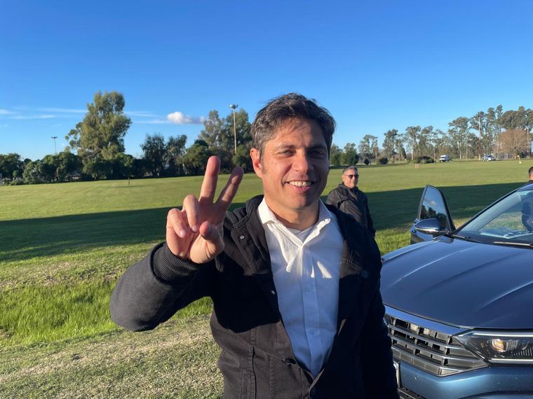 Antes de salir del predio, Axel Kicillof freno la comitiva para saludar a militantes Antes de salir del predio, Axel Kicillof freno la comitiva para saludar a militantes