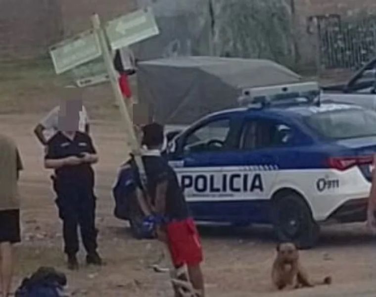 Un ladrón fue atado a un poste por vecinos que lo capturaron en un pueblo de Córdoba Foto: NA