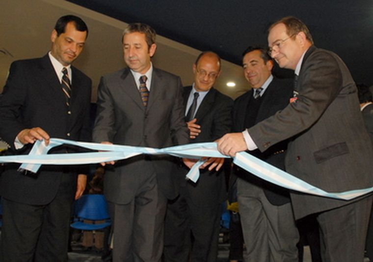 Cobos anunció el aumento a los estatales en el momento de la apertura de la nueva oficina de registro civil de Godoy Cruz. Foto: Nacho Gaffuri / MDZ