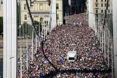 Los organizadores calculan que unas 200.000 personas asistieron a la Marcha del Orgullo en Budapest. Los organizadores calculan que unas 200.000 personas asistieron a la Marcha del Orgullo en Budapest.