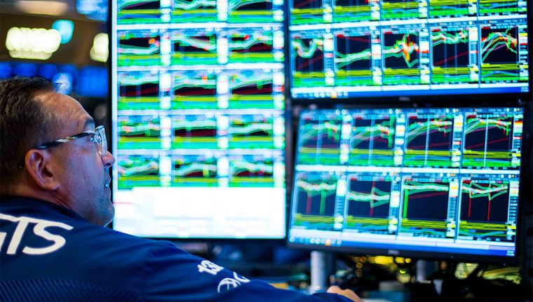 Economistas alertan sobre el peligro de mantener el tipo de cambio como hasta ahora. Foto: Bolsa de Valores