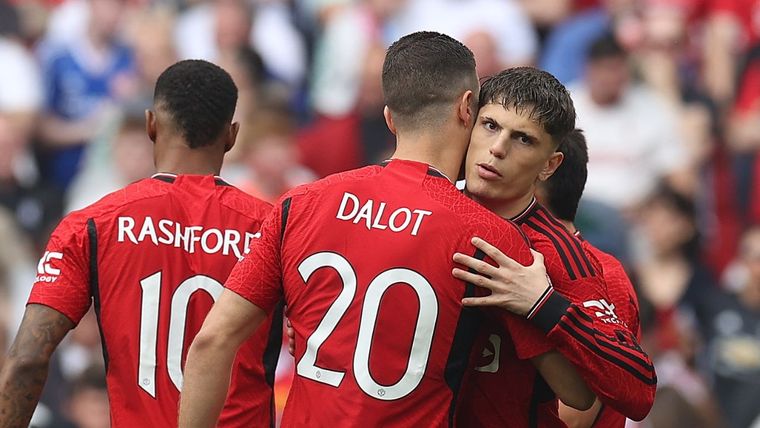 Garnacho es saludado por sus compañeros tras marcar el gol. Foto: @ManUtd_Es