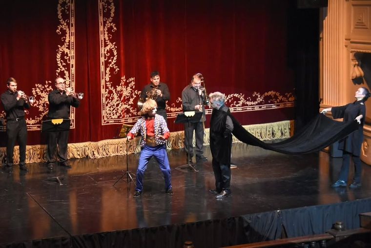 Bajo la dirección musical del maestro Pablo Herrero Pondal y con los arreglos orquestales de Leandro Riolobo, el espectáculo transforma la principal sala de la provincia en un territorio fantástico. Bajo la dirección musical del maestro Pablo Herrero Pondal y con los arreglos orquestales de Leandro Riolobo, el espectáculo transforma la principal sala de la provincia en un territorio fantástico.
