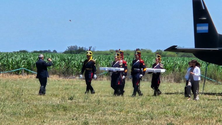 El sable corvo del general San Martín llegó al aeródromo de San Lorenzo, Santa Fe.