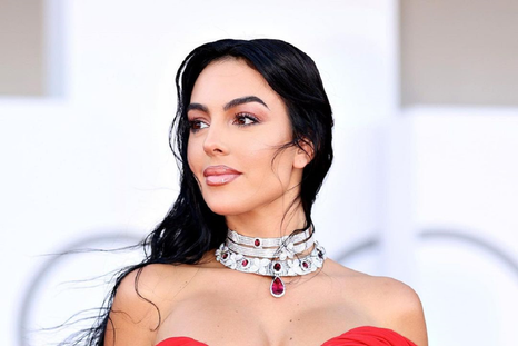 Mirá el lujoso outfit de Georgina. Mirá el lujoso outfit de Georgina.