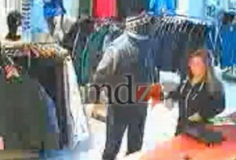 El video muestra al delincuente apuntándole a la encargada. Foto: MDZ