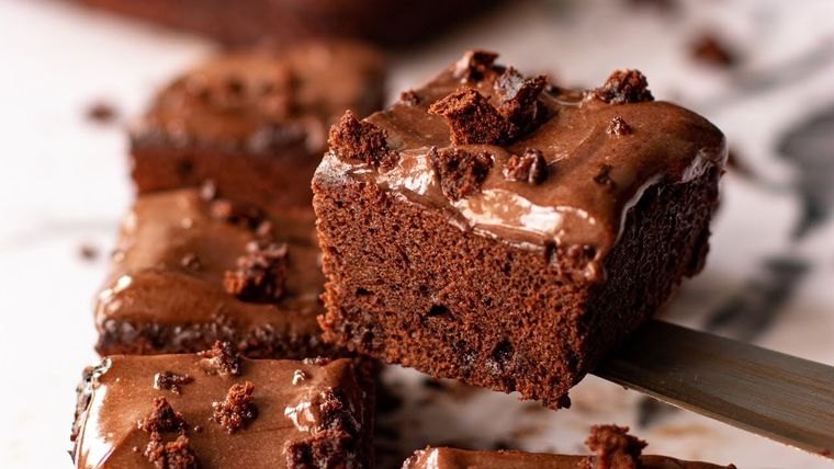 Puedes cortar en cuadrados este pastel proteico y resultarán unas delicias chocolatosas increíbles