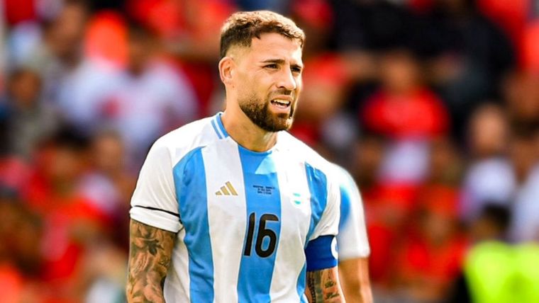 Nicolás Otamendi recibió una sanción de un partido por la tarjeta roja ante Ecuador. Foto: @Notamendi30