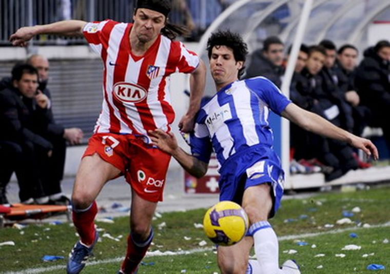 Ujfalusi (i), del Atlético de Madrid, y Luque (d), del Málaga. Foto: EFE