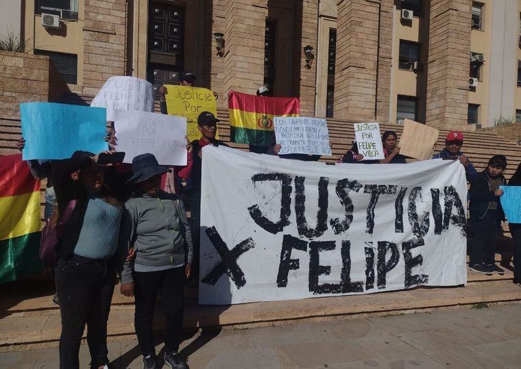 El reclamo de Justicia de la familia en la explanada de Casa de Gobierno. Foto: Consulado de Bolivia en Mendoza.