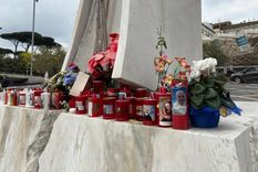 El patio del Hospital Policlínico Gemelli se llenó con velas y cartas para la pronta recuperación del Papa Francisco. Foto: EWTN / ACI Prensa