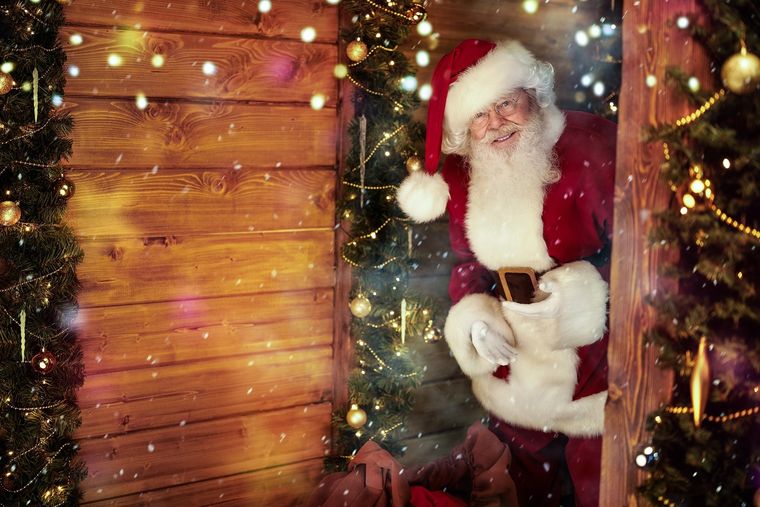 Se le agitan la barba y la panza cuando ríe al irse después de dejar los regalos navideños. Foto: Shutterstock