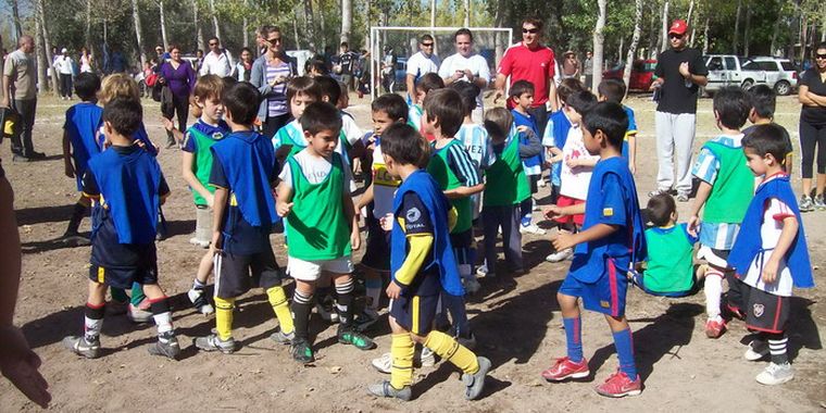 El saludo cordial hacia el rival, luego de uno de los partidos. Muy bien profes. Foto: Fabián Segura