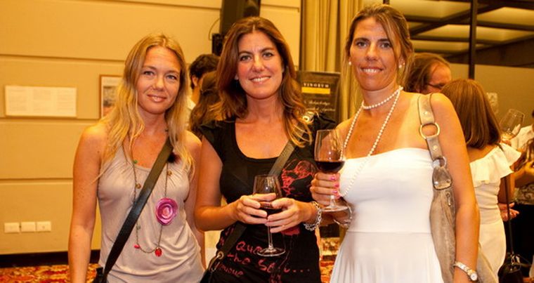 María Marta Sardella, Jimena Luna y Leo Serú, tres amigas que lucieron muy elegantes en la reunión. Foto: Gentileza