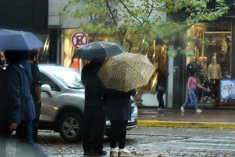 Vuelven las tormentas a Buenos Aires y se esperan bajas temperaturas para la mitad de semana. Vuelven las tormentas a Buenos Aires y se esperan bajas temperaturas para la mitad de semana.
