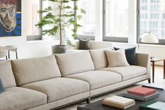 Es clave elegir muebles que no sean demasiado agobiantes para el tamaño del espacio y que permitan circular por el espacio con facilidad. Foto: Gieves Anderson / JAM Architecture