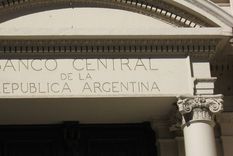Economía amplió una letra en dólares para pagar intereses al Banco Central. Economía amplió una letra en dólares para pagar intereses al Banco Central.