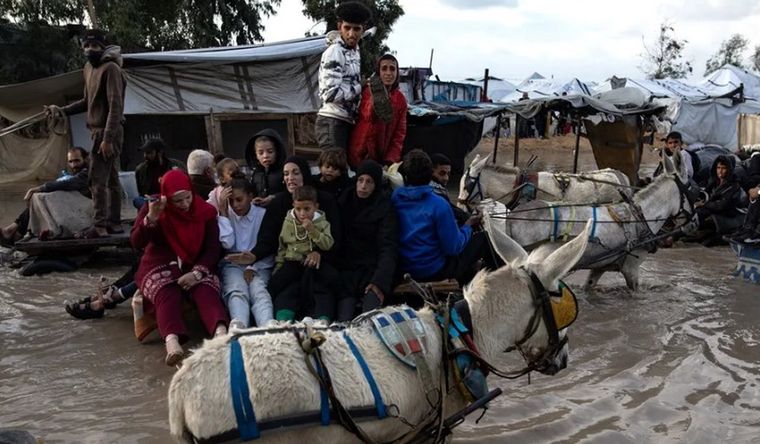 Gaza soporta una tormenta polar con frío, lluvias y derrumbes. Foto Efe