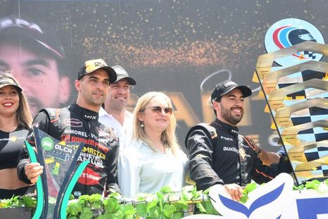 Hebe Casado se subió al podio del campeón mendocino del Turismo Nacional, Julián Santero. Hebe Casado se subió al podio del campeón mendocino del Turismo Nacional, Julián Santero.