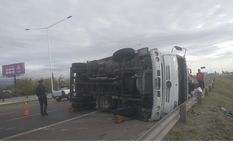 Camión volcado en el Acceso Sur
