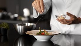 Acusaciones de maltrato, conflictos laborales, declaraciones ofensivas y comportamientos cuestionables han hecho que muchos profesionales eviten trabajar con chef famosos. Acusaciones de maltrato, conflictos laborales, declaraciones ofensivas y comportamientos cuestionables han hecho que muchos profesionales eviten trabajar con chef famosos.