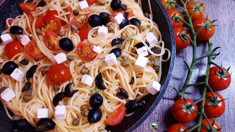 Lúcete preparando unos deliciosos espaguetis griegos Foto: Shutterstock