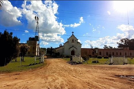 El pueblo de Uribelarrea conserva calles tranquilas y arquitectura histórica en el interior bonaerense. El pueblo de Uribelarrea conserva calles tranquilas y arquitectura histórica en el interior bonaerense.