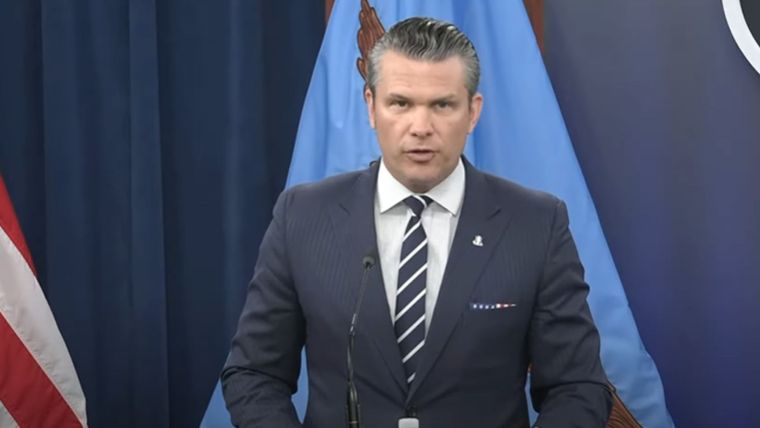 El secretario de Defensa estadounidense, Pete Hegseth, tras los bombardeos.
