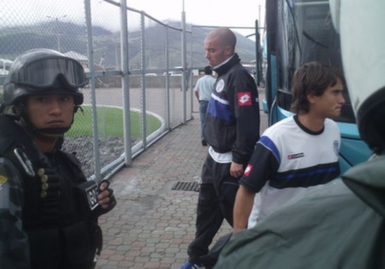 Mariano Donda baja del micro. Foto: MDZ