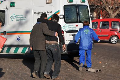 MDZol | El joven lesionado, asistido por el SEC. Foto: Mediamza.com