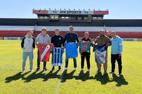 Algunos de los presidentes de los clubes del fútbol mendocino que se unieron para trabajar por un bien en común. Algunos de los presidentes de los clubes del fútbol mendocino que se unieron para trabajar por un bien en común.