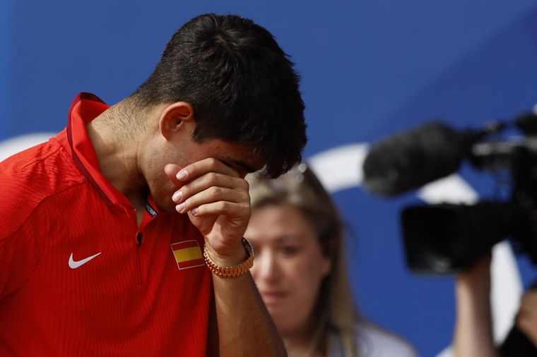 Alcaraz no pudo contener su llanto tras caer ante Djokovic en la final olímpica. Foto: EFE