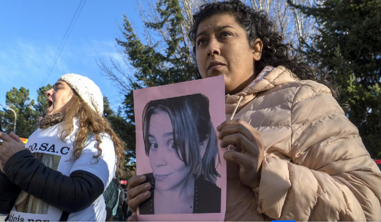 La foto de la maestra, en manos de su madre Foto: Walter Díaz-Télam