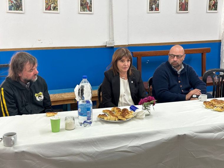 Patricia Bullrich durante su reunión con los curas villeros pidió por el Papa Francisco Foto: Prensa Bullrich