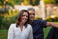 Durante décadas, cumplir 50 era sinónimo de “haber llegado”. A esa edad, se esperaba que uno ya tuviera nietos, una vida ordenada y poco margen para la sorpresa y el amor. Durante décadas, cumplir 50 era sinónimo de “haber llegado”. A esa edad, se esperaba que uno ya tuviera nietos, una vida ordenada y poco margen para la sorpresa y el amor.