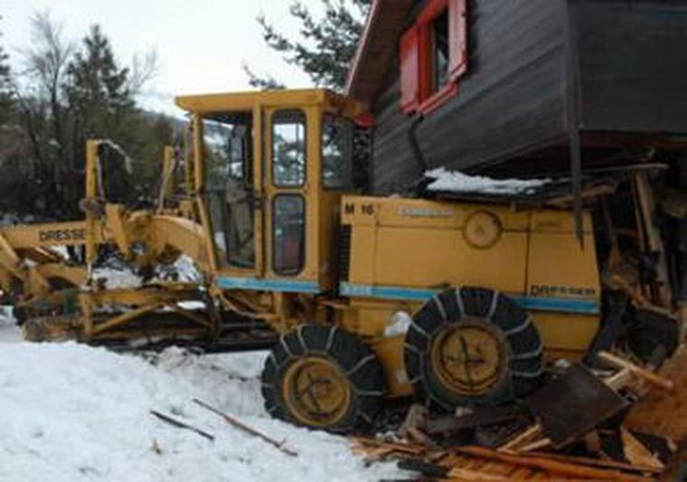 Topadora en el interior de la casa. Foto: Diario Río Negro