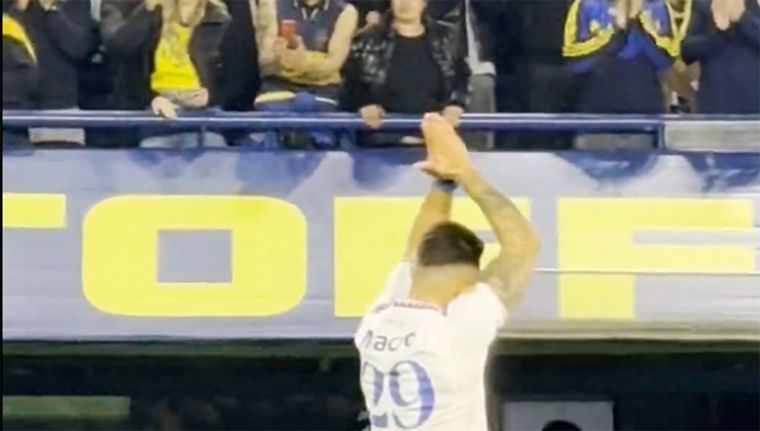 Nacho Russo fue ovacionado por los hinchas de Boca.