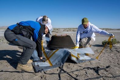 MDZol | Equipo de la NASA prepara la cápsula de retorno con las muestras de la misión Osiris-Rex Foto: NASA