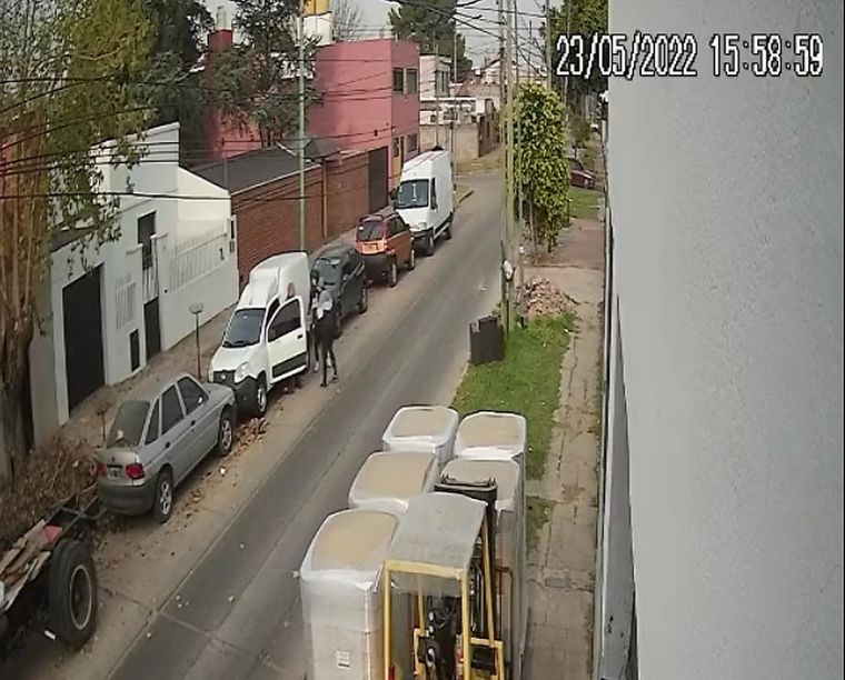 El delincuente trastabilló y quedó tendido a 10 metros