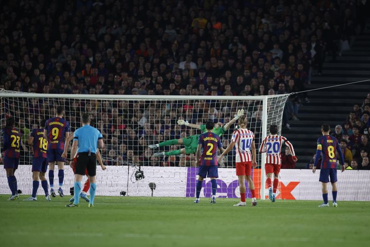 El arquero del Barcelona intenta contener, sin éxito, el espectacular tiro del delantero argentino. El arquero del Barcelona intenta contener, sin éxito, el espectacular tiro del delantero argentino.