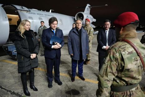 El presidente Javierr Milei fue recibido por el goberrnador Martín Llaryora, y el diputado Gabriel Bornoroni en Córdoba. El presidente Javierr Milei fue recibido por el goberrnador Martín Llaryora, y el diputado Gabriel Bornoroni en Córdoba.