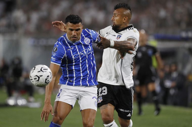 Arturo Vidal en la disputa con Pier Barrios. Foto: EFE