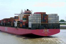 video: bajo una tormenta, un buque pierde 2.000 contenedores cargados