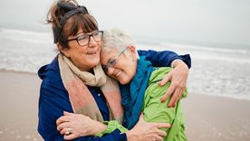 Las doulas de cuidados paliativos ofrecen apoyo, transmiten mensajes y ayudan a organizar los servicios funerarios.