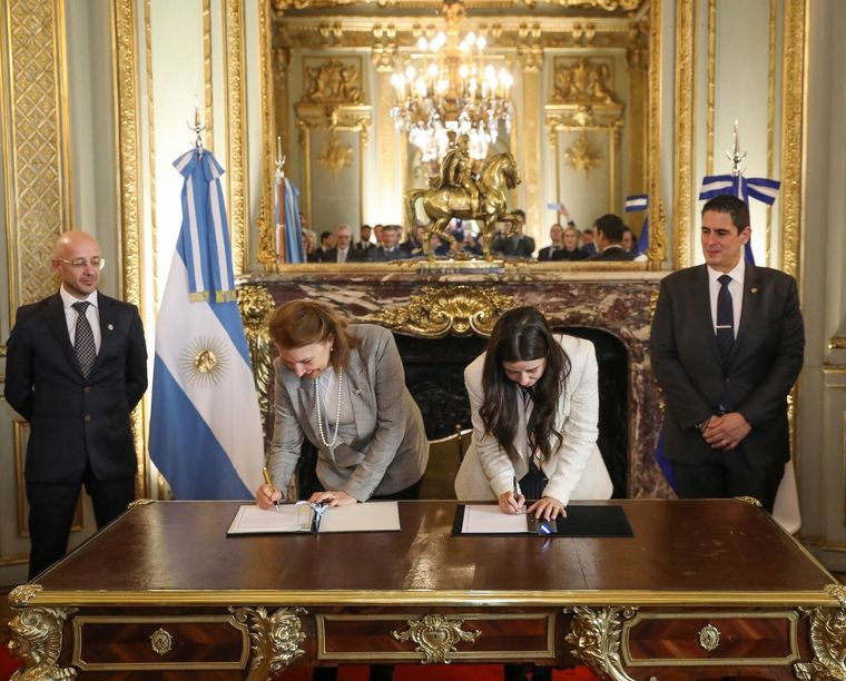 Diana Mondino junto a la vicecanciller salvadoreña, Adriana Mira. Foto: Cancillería Argentina