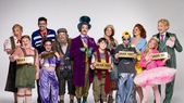 El elenco completo de la obra de Charlie y la fábrica de chocolate. El elenco completo de la obra de Charlie y la fábrica de chocolate.