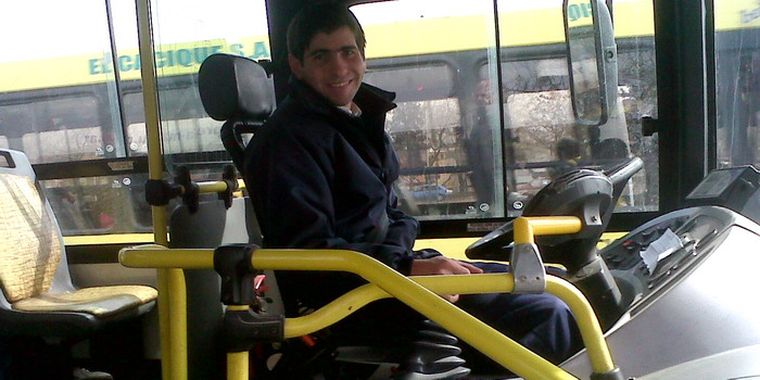 El micrero posó feliz para la foto luego del llamado de atención de un pasajero.